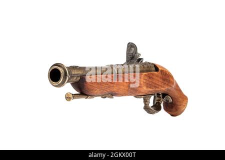 Modell einer antiken Pistole mit bronzefarbener Einlage auf weißem Hintergrund. Speicherplatz kopieren. Stockfoto