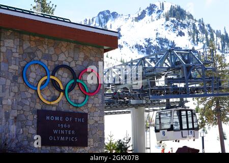 PALISADES TAHOE, CA -12 APR 2021- Blick auf das Palisades Tahoe Valley, ein Skigebiet in Kalifornien, auf dem die Olympischen Winterspiele 1960 im September umbenannt wurden Stockfoto