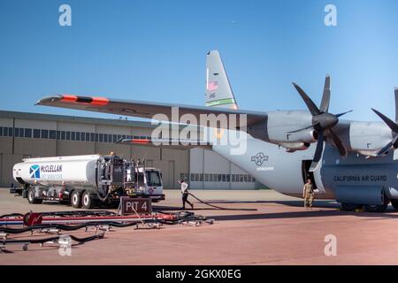 Eine C-130 aus Channel Islands, Kalifornien, wird mit Kraftstoff aufgefüllt, bevor sie am 14. Juli 2021 von der CAL FIRE Air Tanker Base, McClellan Park, Kalifornien, dem Verteidigungsministerium, über den Kommandanten des US Northern Command gestartet wird Stockfoto