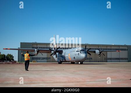 Ein CAL-FEUERWEHRMITARBEITER startet eine California Air National Guard C-130 von Channel Islands, Kalifornien, am 14. Juli 2021, von der CAL FIRE Air Tanker Base, McClellan Park, Kalifornien, aus. Das mit der Air Force C-130 MAFFS ausgestattete Flugzeug, wie vom National Interagency Fire Center angefordert und vom Verteidigungsminister genehmigt, Bieten einzigartige Löschmöglichkeiten. Stockfoto