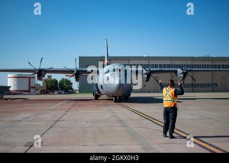 Ein CAL-FEUERWEHRMITARBEITER startet eine California Air National Guard C-130 von Channel Islands, Kalifornien, am 14. Juli 2021, von der CAL FIRE Air Tanker Base, McClellan Park, Kalifornien, aus. Das mit der Air Force C-130 MAFFS ausgestattete Flugzeug, wie vom National Interagency Fire Center angefordert und vom Verteidigungsminister genehmigt, Bieten einzigartige Löschmöglichkeiten. Stockfoto