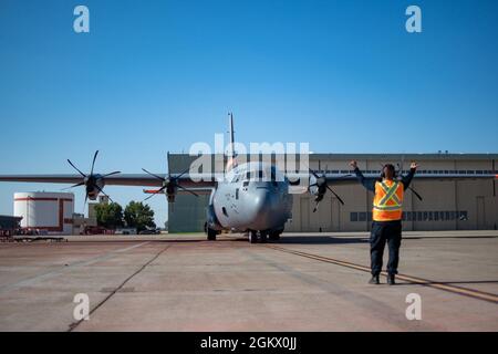 Ein CAL-FEUERWEHRMITARBEITER startet eine California Air National Guard C-130 von Channel Islands, Kalifornien, am 14. Juli 2021, von der CAL FIRE Air Tanker Base, McClellan Park, Kalifornien, aus. Das mit der Air Force C-130 MAFFS ausgestattete Flugzeug, wie vom National Interagency Fire Center angefordert und vom Verteidigungsminister genehmigt, Bieten einzigartige Löschmöglichkeiten. Stockfoto