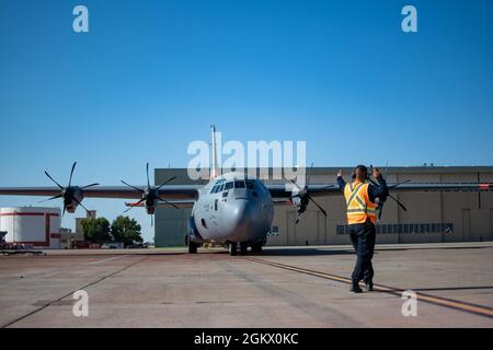 Ein CAL-FEUERWEHRMITARBEITER startet eine California Air National Guard C-130 von Channel Islands, Kalifornien, am 14. Juli 2021, von der CAL FIRE Air Tanker Base, McClellan Park, Kalifornien, aus. Das mit der Air Force C-130 MAFFS ausgestattete Flugzeug, wie vom National Interagency Fire Center angefordert und vom Verteidigungsminister genehmigt, Bieten einzigartige Löschmöglichkeiten. Stockfoto