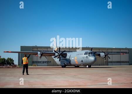 Ein CAL-FEUERWEHRMITARBEITER startet eine California Air National Guard C-130 von den Channel Islands aus, am 14. Juli 2021, von der CAL FIRE Air Tanker Base, McClellan Park, Kalifornien, aus. Das mit der Air Force C-130 MAFFS ausgestattete Flugzeug, wie vom National Interagency Fire Center gefordert und vom Verteidigungsminister genehmigt, Bieten einzigartige Löschmöglichkeiten. Stockfoto