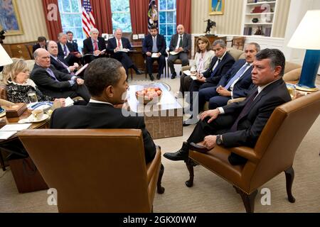 Präsident Barack Obama trifft sich mit König Abdullah II. Von Jordanien und Mitgliedern der jordanischen Delegation im Oval Office, 17. Mai 2011. (Offizielles Foto des Weißen Hauses von Pete Souza) Dieses offizielle Foto des Weißen Hauses wird nur zur Veröffentlichung durch Nachrichtenorganisationen und/oder zum persönlichen Druck durch die Betreffzeile(en) des Fotos zur Verfügung gestellt. Das Foto darf in keiner Weise manipuliert werden und darf nicht in kommerziellen oder politischen Materialien, Anzeigen, E-Mails, Produkten oder Werbeaktionen verwendet werden, die in irgendeiner Weise die Zustimmung oder Billigung des Präsidenten, der ersten Familie oder des Whit suggerieren Stockfoto