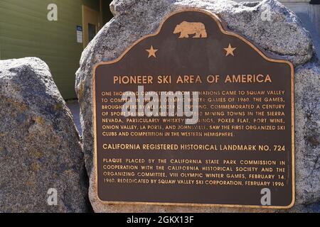 PALISADES TAHOE, CA -12 APR 2021- Blick auf das Palisades Tahoe Valley, ein Skigebiet in Kalifornien, auf dem die Olympischen Winterspiele 1960 im September umbenannt wurden Stockfoto