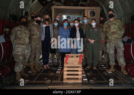 Frau Sharene Brown, Mitte rechts, nimmt ein Gruppenfoto mit Airmen auf, die dem 86. Aeromedizinischen Evakuierungsgeschwader auf der Ramstein Air Base, Deutschland, zugewiesen wurden, 14. Juli 2021. Frau Brown wurde über die COVID-19-Verfahren für den Patiententransport der 86. AES informiert und darüber, wie ihre Airmen zur Mission von Ramstein beitragen. Stockfoto