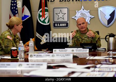 Ed Daly, General der US-Armee, Kommandeur des U.S. Army Maternel Command, und der AMC Senior-Anführer, Command Sgt. Maj. Alberto Delgado, am 14. Juli 2021 wegen eines Auftrags mit leitenden Führern und Direktoren des Militärkommandos zum Einsatz und zur Verteilung der Oberfläche angehalten. Stockfoto