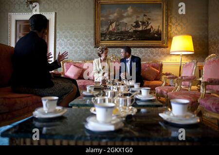 Präsident Barack Obama und First Lady Michelle Obama sprechen mit der irischen Präsidentin Mary McAleese und Dr. Martin McAleese während eines Höflichkeitsanrufs im Drawing Room in der Residenz des Präsidenten in Dublin, Irland, am 23. Mai 2011. (Offizielles Foto des Weißen Hauses von Pete Souza) Dieses offizielle Foto des Weißen Hauses wird nur zur Veröffentlichung durch Nachrichtenorganisationen und/oder zum persönlichen Druck durch die Betreffzeile(en) des Fotos zur Verfügung gestellt. Das Foto darf in keiner Weise manipuliert werden und darf nicht in kommerziellen oder politischen Materialien, Werbung, E-Mails, Produkten oder Werbeaktionen verwendet werden, die in enthalten sind Stockfoto