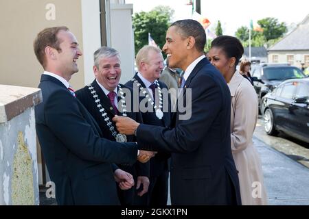 Präsident Barack Obama und First Lady Michelle Obama begrüßen Henry Healy, den entfernten Cousin des Präsidenten, nachdem er am 23. Mai 2011 in Moneygall, Irland, angekommen war. Der Präsident und die First Lady wurden auch von Counselor Danny Owens, Vorsitzender von Offaly County, und Counselor John Kennedy, Vorsitzender von Tipperary County, Mitte, begrüßt. (Offizielles Foto des Weißen Hauses von Pete Souza) Dieses offizielle Foto des Weißen Hauses wird nur zur Veröffentlichung durch Nachrichtenorganisationen und/oder zum persönlichen Druck durch die Betreffzeile(en) des Fotos zur Verfügung gestellt. Das Foto darf in keiner Weise manipuliert und nicht in verwendet werden Stockfoto