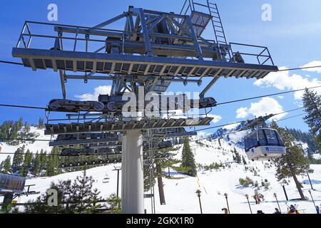 PALISADES TAHOE, CA -12 APR 2021- Blick auf die Skipisten von Palisades Tahoe, einem Skigebiet in Kalifornien, an dem die Olympischen Winterspiele 1960 stattgefunden haben und in Squa umbenannt wurde Stockfoto