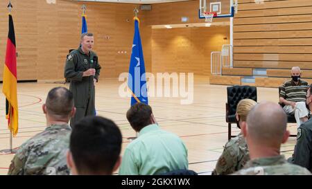 Der General der US-Luftwaffe, Tod Wolters, Kommandant des U.S. European Command und des NATO Supreme Allied Commander-Europe, spricht im Rahmen einer hervorragenden Verleihung des Civilian Service Award an George Price, den Koordinator des 52. Force Support Squadron, im Juli 14, über die Leistungen von George Price, dem Koordinator der 52. Force Support Squadron, 2021, auf dem Luftwaffenstützpunkt Spangdahlem, Deutschland. Die Veranstaltung, die am George Price Gymnasium stattfand, erkannte Price vier Jahrzehnte Engagement und harte Arbeit als Zivilist des Verteidigungsministeriums an. Stockfoto