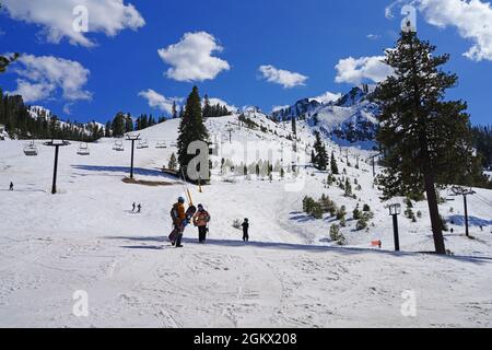 PALISADES TAHOE, CA -12 APR 2021- Blick auf die Skipisten von Palisades Tahoe, einem Skigebiet in Kalifornien, an dem die Olympischen Winterspiele 1960 stattgefunden haben und in Squa umbenannt wurde Stockfoto