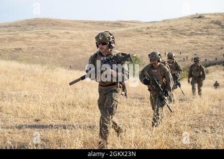 U.S. Marines mit Alpha Company, Battalion Landing Team 1/1, 11th Marine Expeditionary Unit, bewegen sich während eines Live-Feuer- und Manövrierbereichs auf Unternehmensebene im Marine Corps Base Camp Pendleton, Kalifornien, 14. Juli 2021, auf ein Ziel zu. Das Unternehmen führte die Serie durch, um die Kampfbereitschaft in Vorbereitung auf den Einsatz mit dem 11. MEU aufrechtzuerhalten. Stockfoto