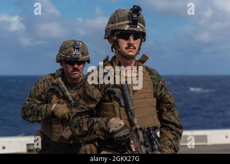 U.S. Marines Corps Master Sgt. Ian Borge, Operations Chief von Waffenunternehmen, und CPL. Mitchell Thomas, ein Panzerabwehrkanone, mit dem Battalion Landing Team 3/5, 31. Marine Expeditionary Unit (MEU), bereitet sich auf einen Schussverlauf an Bord der USS New Orleans (LPD 18) in der Salomonsee, 14. Juli 2021 vor. Das Bataillon Landing Team 3/5 führt regelmäßig Live-Feuerübungen durch, um die maritime Bereitschaft zu wahren und die Kenntnisse über mehrere Waffensysteme aufrechtzuerhalten. Die 31. MEU ist an Bord von Schiffen der America Expeditionary Strike Group im 7. Flottenbereich tätig, um die Interoperabilität mit zu verbessern Stockfoto