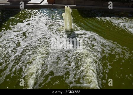 Marseille, Frankreich. September 2021. Nahaufnahme eines Beckens und seines Brunnens in der 'Cours d'Estienne d'Orves' in Marseille. (Foto von Gerard Bottino/SOPA Images/Sipa USA) Quelle: SIPA USA/Alamy Live News Stockfoto