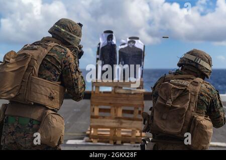 US-Navy-Korpsmänner mit Bataillon-Landeteam 3/5, 31. Marine Expeditionary Unit (MEU), Feuer auf Ziele an Bord der USS New Orleans (LPD 18) in der Solomon Sea, 14. Juli 2021. Das Bataillon Landing Team 3/5 führt regelmäßig Live-Feuerübungen durch, um die maritime Bereitschaft zu wahren und die Kenntnisse über mehrere Waffensysteme aufrechtzuerhalten. Die 31. MEU ist an Bord von Schiffen der America Expeditionary Strike Group im Einsatzgebiet der 7. Flotte tätig, um die Interoperabilität mit Verbündeten und Partnern zu verbessern und als einsatzbereite Einsatztruppe für Frieden und Stabilität in der Indo-Pazifik-Region zu dienen. Stockfoto