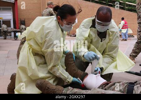 Zwei Evans Army Community Hospital (JEWEILS) bekämpfen medizinische Spezialisten, die jeweils einen simulierten Patienten während der Mountain Guardian 21, der Fort Carson-Massenübung, am 14. Juli 2021, ausnutzen. Stockfoto