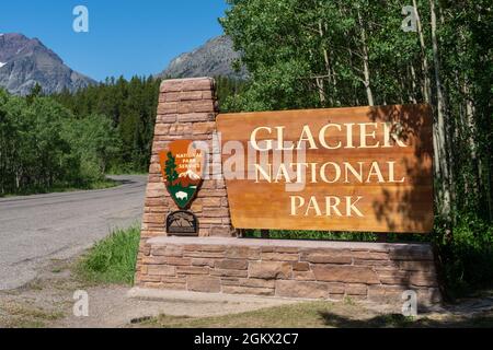 Montana, USA - 1. Juli 2021: Begrüßungsschild für den Glacier National Park, an der Two Medicine Eingangsstation Stockfoto