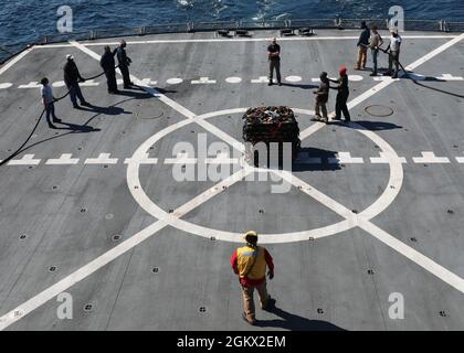 210714-N-OH262-0408 ATLANTISCHER OZEAN (14. Juli 2021)--Mariners des öffentlichen Dienstes, die an den Flottennachfüllungsöler des Militärkommandos angeschlossen sind USNS Joshua Humphreys (T-AO 188) führen vor dem Flugbetrieb am 14. Juli eine Feuerbekämpfungsschulung durch. Die CIVMARS bereiteten sich auf die Durchführung eines vertikalen Nachschubtrainings auf See mit einem HS-60-Hubschrauber vom Helicopter Squadron HSC-22 vor. Stockfoto