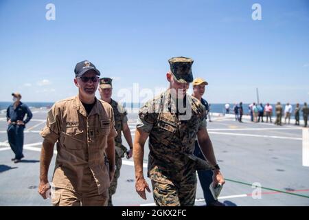 Der 19. Oberfeldwebel des Marine Corps, Sgt. Maj. Troy E. Black, Tours the USS Mesa Verde, Norfolk, VA, 14. Juli 2021. Der Hauptfeldwebel des Marine Corps erhielt eine Führung durch das Schiff vom Marine-Schiffsteam. Das Marine-Schiffsteam baut die Integration zwischen dem Marine Corps und der Marine auf, um den Betrieb während der Fahrt zu erleichtern. Stockfoto