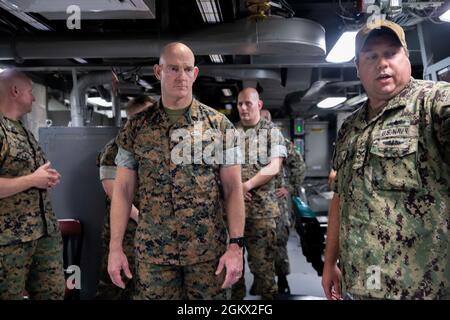 Der 19. Oberfeldwebel des Marine Corps, Sgt. Maj. Troy E. Black, Tours the USS Mesa Verde, Norfolk, VA, 14. Juli 2021. Der Hauptfeldwebel des Marine Corps erhielt eine Führung durch das Schiff vom Marine-Schiffsteam. Das Marine-Schiffsteam baut die Integration zwischen dem Marine Corps und der Marine auf, um den Betrieb während der Fahrt zu erleichtern. Stockfoto