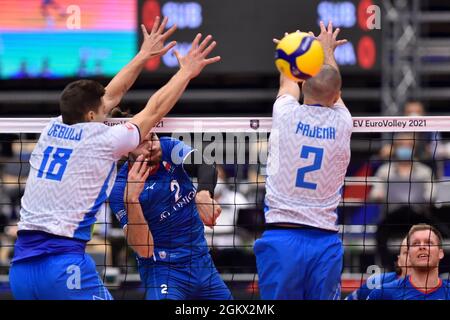 Ostrava, Tschechische Republik. September 2021. L-R Klemen Cebulj (SLO), Jan Hadrava (CZE) und Alen Pajenk (SLO) im Einsatz beim Viertelfinalspiel der Männer-Volleyball-Europameisterschaft Czech gegen Slowenien, das am 15. September 2021 in Ostrava, Tschechien, ausgetragen wurde. Kredit: Jaroslav Ozana/CTK Foto/Alamy Live Nachrichten Stockfoto