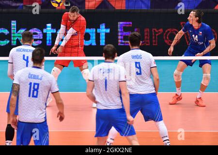 Ostrava, Tschechische Republik. September 2021. L-R Jan Kozamernik (SLO), Klemen Cebulj (SLO), Milan Monik (CZE), Toncek Stern (SLO), Dejan Vincic (SLO) und Adam Bartos (CZE) im Einsatz beim Viertelfinalspiel der Männer-Volleyball-Europameisterschaft Czech gegen Slowenien, das am 15. September 2021 in Ostrava, Tschechien, ausgetragen wurde. Kredit: Jaroslav Ozana/CTK Foto/Alamy Live Nachrichten Stockfoto