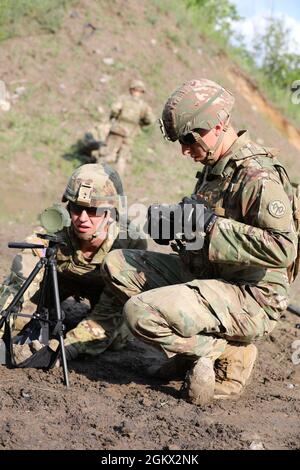 Spc. Jacob Bailey und SPC. Joseph Demeyer, Kampfingenieure der Bravo Company des 152. Brigade-Ingenieur-Bataillons der New Yorker Army National Guard, positioniert am 14. Juli 2021 während des Abbruchtrainings in Fort Drum, New York, ein explosiv geformtes Projektil. Der EFP ist Teil des Basic Demolition Kits, einer neuen Komponente des Arsenals der 152 BEB Combat Engineer Companies für Kampfeinsätze. Stockfoto