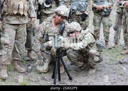 Personal Sgt. Robert Persutti und SPC. Jacob Bailey, Kampfingenieure der Bravo Company des 152. Brigade-Ingenieur-Bataillons der New Yorker Armee, positioniert am 14. Juli 2021 während des Abbruchtrainings in Fort Drum, New York, ein antipersonenfeindlich geformtes Projektil. Der EFP ist Teil des Basic Demolition Kits, einer neuen Komponente des Arsenals der 152 BEB Combat Engineer Companies für Kampfeinsätze. Stockfoto