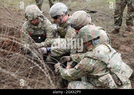 Soldaten der Nationalgarde der New Yorker Armee wurden der Bravo Company, dem Ingenieur der 152. Brigade, zugewiesen.Bataillon-Zündschnur, das während des Abbruchtrainings in Fort Drum, New York, am 14. Juli 2021 mit den Torpedos von bangalore in eine Hauptleitung verbunden war. Die Gefechtingenieurfirmen der 152. BEB übten ihre Bewegungs- und Gegen-Mobilität-Mission während des jährlichen Trainings mit C4-Sprengstoffen, Formung und Kraterbildung von Ladungen, Knallkörpern und explosiv geformten Geschossen aus. Stockfoto