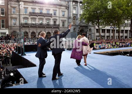 Präsident Barack Obama und First Lady Michelle Obama verlassen die Bühne mit Taoiseach Enda Kenny und seiner Frau Fionnuala Kenny während einer irischen Feier am College Green in Dublin, Irland, am 23. Mai 2011. (Offizielles Foto des Weißen Hauses von Pete Souza) Dieses offizielle Foto des Weißen Hauses wird nur zur Veröffentlichung durch Nachrichtenorganisationen und/oder zum persönlichen Druck durch die Betreffzeile(en) des Fotos zur Verfügung gestellt. Das Foto darf in keiner Weise manipuliert werden und darf nicht in kommerziellen oder politischen Materialien, Anzeigen, E-Mails, Produkten oder Werbeaktionen verwendet werden, die in irgendeiner Weise einen nahelegeten Stockfoto