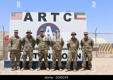 Von links: Chief Warrant Officer 4 Douglas Montgomery, Staff Sgt. Richard Recupero, Staff Sgt. Thomas Daniel, Spc. Curtis Hicks, Sgt. Ismael Pulido und Chief Warrant Officer 2 Anthony Meneely posieren für ein Foto nach dem Abschluss eines von Counter Radio kontrollierten, improvisierten Sprengstoffkriegkurses (CREW) im Camp Buehring, Kuwait. Stockfoto