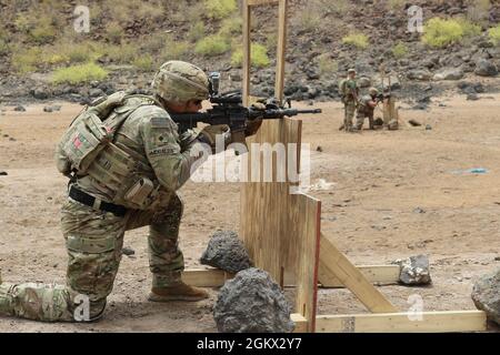 Soldaten der US-Armee, die dem 2nd Platoon, der Apache Company, dem 1-102d Infanterie-Regiment (Berg) zugewiesen sind, führen in Dschibuti am 14. Juli 2021 eine Live-Feuerübung eines Buddy-Teams durch. Die Live-Feuer im Buddy-Team konzentrieren sich auf koordinierte Bewegungen des Buddy-Teams, Kommunikation und Fähigkeiten zur Zielerkennung. Apache Company fungiert als East Africa Response Force (EARF), die eine kampfbereite schnelle Einsatzfähigkeit zur Unterstützung von Krisenoperationen im Verantwortungsbereich des U.S. Africa Command bietet. Stockfoto