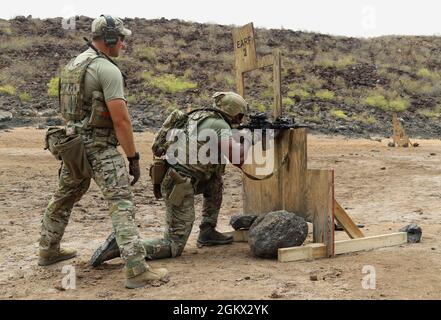 Soldaten der US-Armee, die dem 2nd Platoon, der Apache Company, dem 1-102d Infanterie-Regiment (Berg) zugewiesen sind, führen in Dschibuti am 14. Juli 2021 eine Live-Feuerübung eines Buddy-Teams durch. Die Live-Feuer im Buddy-Team konzentrieren sich auf koordinierte Bewegungen des Buddy-Teams, Kommunikation und Fähigkeiten zur Zielerkennung. Apache Company fungiert als East Africa Response Force (EARF), die eine kampfbereite schnelle Einsatzfähigkeit zur Unterstützung von Krisenoperationen im Verantwortungsbereich des U.S. Africa Command bietet. Stockfoto