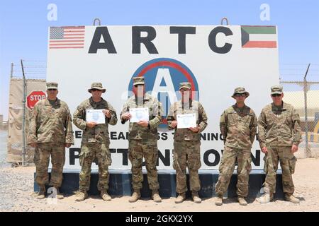 Von links: Chief Warrant Officer 4 Douglas Montgomery, Staff Sgt. Richard Recupero, Staff Sgt. Thomas Daniel, Spc. Curtis Hicks, Sgt. Ismael Pulido und Chief Warrant Officer 2 Anthony Meneely posieren für ein Foto nach dem Abschluss eines von Counter Radio kontrollierten, improvisierten Sprengstoffkriegkurses (CREW) im Camp Buehring, Kuwait. Stockfoto