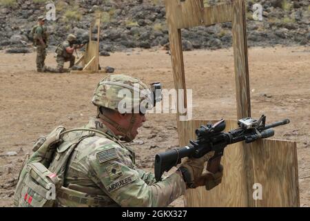 Soldaten der US-Armee, die dem 2nd Platoon, der Apache Company, dem 1-102d Infanterie-Regiment (Berg) zugewiesen sind, führen in Dschibuti am 14. Juli 2021 eine Live-Feuerübung eines Buddy-Teams durch. Die Live-Feuer im Buddy-Team konzentrieren sich auf koordinierte Bewegungen des Buddy-Teams, Kommunikation und Fähigkeiten zur Zielerkennung. Apache Company fungiert als East Africa Response Force (EARF), die eine kampfbereite schnelle Einsatzfähigkeit zur Unterstützung von Krisenoperationen im Verantwortungsbereich des U.S. Africa Command bietet. Stockfoto