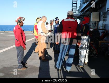 210714-N-OH262-0524 ATLANTISCHER OZEAN (14. Juli 2021)--Mariners des öffentlichen Dienstes, die an den Flottennachfüllungsöler des Militärkommandos angeschlossen sind USNS Joshua Humphreys (T-AO 188) führen vor dem Flugbetrieb am 14. Juli einen Sicherheitsbrief durch. Die CIVMARS bereiteten sich auf die Durchführung eines vertikalen Nachschubtrainings auf See mit einem HS-60-Hubschrauber vom Helicopter Squadron HSC-22 vor. Stockfoto