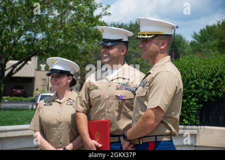 U.S. Marine Master Sgt. Dominic Freda, Mitte, ein Assistent Recruiter Ausbilder bei Recruiting Station (RS) Cleveland, Maj. Brian Hubert, rechts, der Kommandant von RS Cleveland und Sgt. Maj. Rachel Sienkiel, links, die Hauptfeldwebel von RS Cleveland, teilen sich einen Moment während seiner purpurnen Herzzeremonie auf der Veteran’s Memorial Plaza in Livonia, Michigan, am 14. Juli 2021. Freda diente als Feldwebel der Kompanie I, 3. Bataillon, 6. Marines, Regimental Combat Team 7, 1. Marine Division und erhielt während der Operation Enduring Freedom, 15. Mai 2010, Wunden im Einsatz. Stockfoto