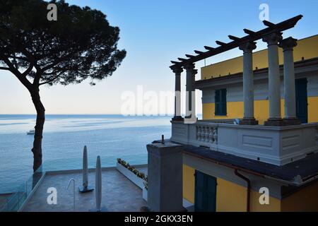 Suggestive Ansicht der charakteristischen farbigen Häuser in Camogli Stockfoto