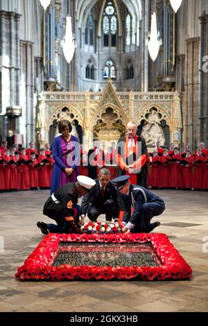 Präsident Barack Obama, unterstützt von Mitgliedern des US-Militärs, legt einen Kranz am Grab des Unbekannten Kriegers in der Westminster Abbey in London, England, 24. Mai 2011. (Offizielles Foto des Weißen Hauses von Pete Souza) Dieses offizielle Foto des Weißen Hauses wird nur zur Veröffentlichung durch Nachrichtenorganisationen und/oder zum persönlichen Druck durch die Betreffzeile(en) des Fotos zur Verfügung gestellt. Das Foto darf in keiner Weise manipuliert werden und darf nicht in kommerziellen oder politischen Materialien, Anzeigen, E-Mails, Produkten oder Werbeaktionen verwendet werden, die in irgendeiner Weise die Zustimmung oder Billigung der Präs suggerieren Stockfoto