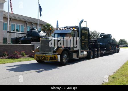 M4A3(76)W HVSS Sherman-Panzer kommt bei USARCENT an, am USARCENT-Hauptquartier, Shaw Air Force Base, S.C., 15. Juli 2021. Dieser Panzer ist auch als Easy Eight bekannt, eine der Varianten, die in der Dritten Armee vorhanden sind, als General Patton durch Europa marschierte. Stockfoto