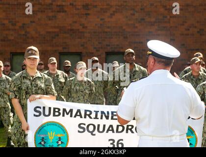 KINGS BAY, Georgia, (15. Juli 2021) Cmdr. Ron Allen, Kommandant, spricht während einer Zeremonie an das Personal, bei der der Name des Kommandanten, Naval Submarine Support Center Kings Bay in Commanding Officer, Submarine Readiness Squadron (SRS) 36, in Kings Bay, Georgia, im Juli 15 geändert wird. Die Namensänderung steht in Einklang mit der Mission der U-Boot-Gemeinschaft, kampfbereite U-Boote zu erzeugen, um die Missionsaufgabe und -Generierung für Kampfkommandanten zu erfüllen, indem sie operative U-Boote, neuen U-Boot-Bau und die Erfüllung und Aufrechterhaltung der Einsatzflottenanforderungen während des Marinechters unterstützen Stockfoto