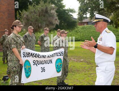 KINGS BAY, Georgia, (15. Juli 2021) ADM hinten. John Spencer, Kommandant der Submarine Group Ten, spricht bei einer Zeremonie, bei der der Name des Kommandierenden Offiziers, Naval Submarine Support Center Kings Bay in Commanding Officer, Submarine Readiness Squadron (SRS) 36, in Kings Bay, Georgia, im Juli 15 geändert wurde. Die Namensänderung steht im Einklang mit der Mission der U-Boot-Gemeinschaft, kampfbereite U-Boote zu erzeugen, um die Missionsaufgabe und -Generierung für Kampfkommandanten zu erfüllen, indem sie operative U-Boote, neuen U-Boot-Bau und die Erfüllung und Aufrechterhaltung des Bedarfs an einsatzfähiger Flotte während der U-Boot-Zeit unterstützt Stockfoto