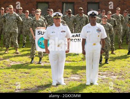 KINGS BAY, Georgia, (15. Juli 2021) Cmdr. Ron Allen und Command Master Chief Mike Leggett stehen vor dem Personal während einer Zeremonie, bei der der Name des Kommandanten, Naval Submarine Support Center Kings Bay, in Commanding Officer, Submarine Readiness Squadron (SRS) 36, in Kings Bay, Georgia, im Juli 15 geändert wird. Die Namensänderung steht im Einklang mit der Mission der U-Boot-Gemeinschaft, kampfbereite U-Boote zu generieren, um Aufgaben zu erfüllen und die Generierung für Kampfkommandanten durch die Unterstützung operativer U-Boote, den Bau neuer U-Boote sowie die Adressierung und Wartung der operativen Flotte ne zu ermöglichen Stockfoto