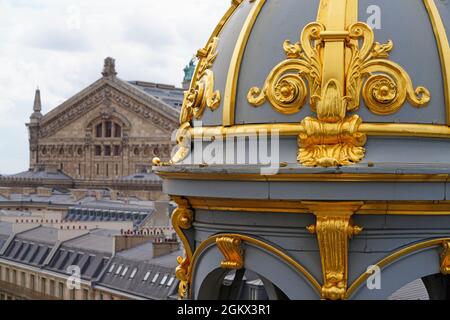 PARIS, FRANKREICH -8 JUL 2021- Blick auf die Dächer des rechten Ufers von Paris von der Spitze des Kaufhauses Printemps am Boulevard Haus Stockfoto