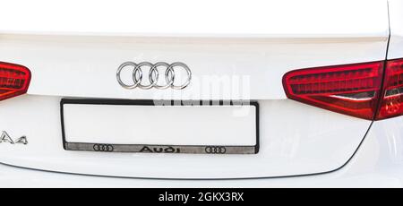 Charkov, Ukraine - 13. September 2021: Audi Markenlogo auf weißem Autohintergrund, Emblem, Symbol aus der Nähe Stockfoto