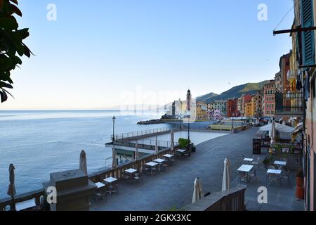 Suggestive Ansicht der charakteristischen farbigen Häuser in Camogli Stockfoto
