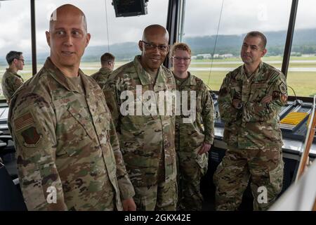 Der Stabschef der Luftwaffe, Gen. CQ Brown, Jr., links in der Mitte, diskutiert mit Brig über Missionsgruppen. General Josh Olson, Kommandant des 86. Luftlift-Flügels, links, Col. Adrienne Williams, Kommandant des 521. Air Mobility Operations Flügels, Mitte rechts, Und Col. Bryan Callahan, 435. Air Ground Operations Wing und 435. Air Expeditionary Wing Commander, rechts, im Flugsicherungsturm während eines Besuchs auf der Ramstein Air Base, Deutschland, am 15. Juli 2021. Brown nahm sich die Zeit, sich mit Airmen zu treffen und sich einen Blick aus erster Hand auf Ramsteins einzigartige Fähigkeiten zu verschaffen, nachdem er Alli eine Botschaft der kollektiven Verteidigung und der Luftmacht übermittelt hatte Stockfoto