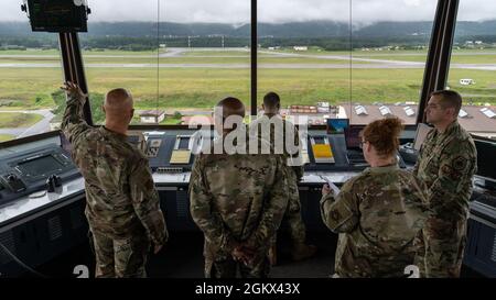 Air Force Chief of Staff Gen. CQ Brown, Jr., Mitte links, hört sich eine Basis- und Missionsübersicht an, die von Brig präsentiert wird. General Josh Olson, Kommandant des 86. Luftlift-Flügels, links, Col. Adrienne Williams, Kommandant des 521. Air Mobility Operations Flügels, Mitte rechts, Und Col. Bryan Callahan, 435. Air Ground Operations Wing und 435. Air Expeditionary Wing Commander, rechts, im Flugsicherungsturm während eines Besuchs auf der Ramstein Air Base, Deutschland, am 15. Juli 2021. Brown nahm sich die Zeit, sich mit Airmen zu treffen und sich einen Blick aus erster Hand auf die einzigartigen Fähigkeiten von Ramstein zu verschaffen, nachdem er eine Botschaft des kollektiven Defe übermittelt hatte Stockfoto